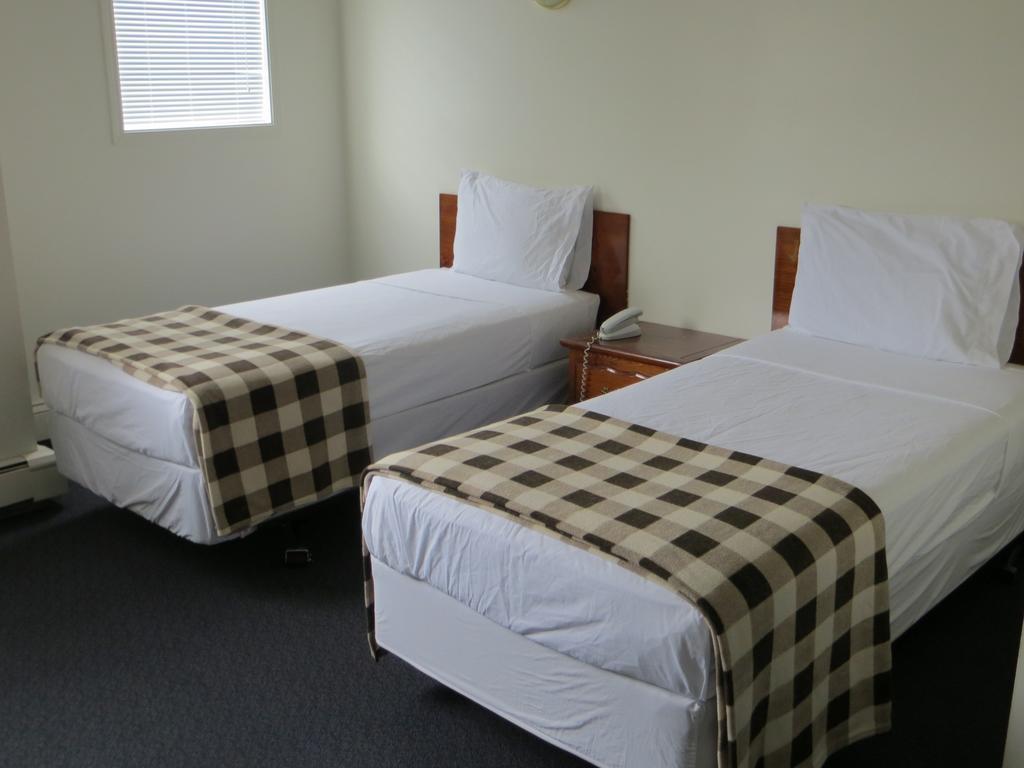 The Shamrock Hotel Calgary Room photo